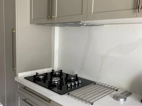 Açık renk mutfak tezgahı ve ocak bölümü